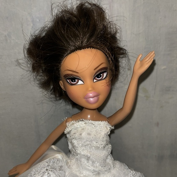 Yasmin Bratz with a New Gown & Chunky Shoes - Picture 7 of 12